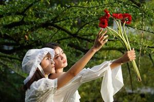 Frauen halten Blumen hoch foto