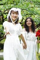 zwei Frauen in weißen Kleidern foto