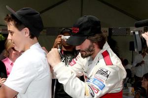 Keanu reeves Unterzeichnung Autogramme beim das Toyota proceleb Rennen Tag auf April 18 2009 beim das lange Strand großartig prix Kurs im lange Strand Kalifornien2009 foto