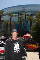 Wyland Besuch posieren im Vorderseite von seine Wandgemälde auf das lange Strand Konvention Center Toyota proceleb Qualifikation Tag auf April 17 2009 beim das lange Strand großartig prix Kurs im lange Strand Kalifornien2009 foto