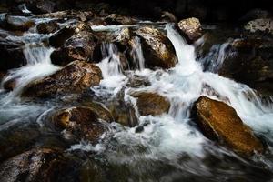 schöner Bach und Felsen foto