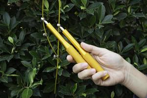 Hand der Frau, die ein Geschwindigkeitssprungseil hält foto