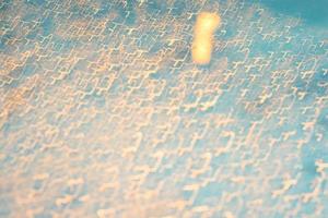 abstrakter Hintergrund von unscharfen Wassertropfen und Licht auf Glas foto