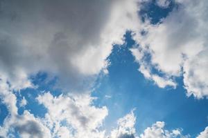 Cumuluswolken in einem blauen Himmel foto