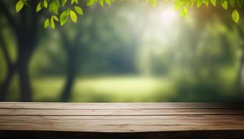 hölzern Tabelle und verschwommen Grün Natur Bokeh Hintergrund zum Produkt.Tischplatte Fotografie Bilder von verschiedene Objekte, eine solche wie Bücher, Pflanzen, oder Schreibwaren, vereinbart worden auf ein hölzern Tischplatte foto