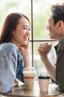 junges asiatisches Paar aus dem Café foto