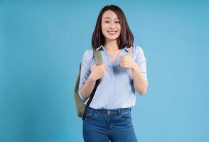 jung asiatisch Schüler auf Blau Hintergrund foto