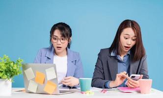 zwei asiatisch Geschäftsfrau Arbeiten Hintergrund foto