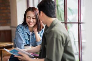 junges asiatisches Paar aus dem Café foto