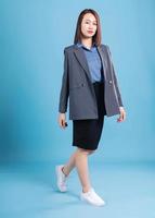 asiatisch Geschäftsfrau auf Blau Hintergrund foto