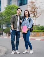 zwei asiatisch Schüler beim Schule foto
