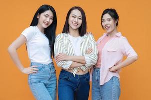 Bild von jung drei asiatisch Mädchen auf Hintergrund foto