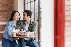 junges asiatisches Paar aus dem Café foto