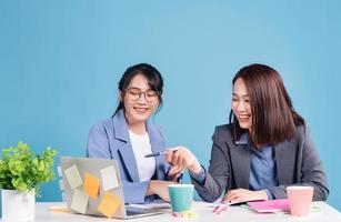 zwei asiatisch Geschäftsfrau Arbeiten Hintergrund foto