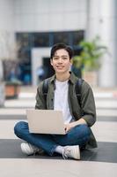 jung asiatisch Schüler beim Schule foto