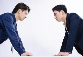 zwei asiatisch Männer auf Hintergrund foto