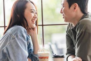 junges asiatisches Paar aus dem Café foto