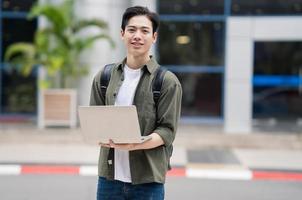 jung asiatisch Schüler beim Schule foto