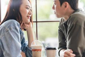 junges asiatisches Paar aus dem Café foto