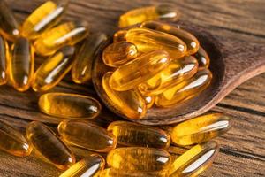 Fischöl-Omega-3-Kapseln Vitamin mit EPA und DHA isoliert auf weißem Hintergrund. foto