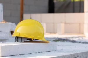 gelber Helm Schutzhelm Sicherheit vor Ort Bau foto