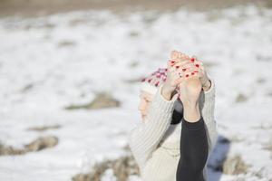 Eine junge sportliche Frau führt Yoga und Meditationsübungen im Freien durch foto