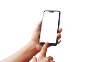Eine Frau druckt mit den Fingern auf dem Bildschirm eines modernen Mobiltelefons