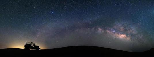 Panoramablick der Milchstraßengalaxie an der Teerwüste, Jaisalmer, Indien foto