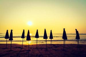 Sonnenschirme am Strand foto