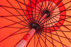 abstrakte Texturen und Oberfläche des roten Regenschirms foto