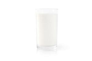 Glas Milch lokalisiert auf einem weißen Hintergrund foto