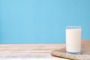 Glas Milch auf Stoff mit Kopierraum foto