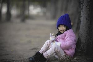 Porträt von asiatisch wenig Mädchen im Wetter Stoff foto