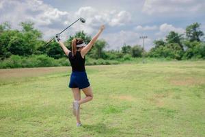 Porträt von Golfspieler asiatisch Frau halten Golf Holz beim das Land Verein, glücklich Frau Konzept, setzen Golf auf Stift foto