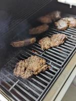 gegrillt Steak Mittel Selten zum Familie Abendessen foto