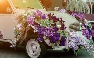 retro Auto mit Blumen foto