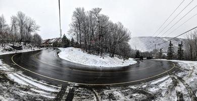 groß Schnee Pflug LKW Clearing Straßen im das Berge foto