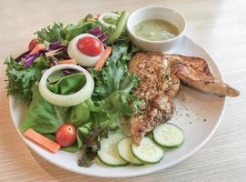 frisch Salat mit braten Hähnchen foto