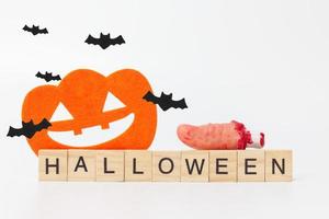 Halloween-Party Requisiten mit Holzklötzen mit dem Text Halloween auf einem weißen Hintergrund foto
