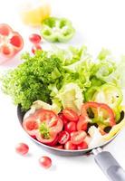 frisch Salat Gemüse im schwenken isoliert auf Weiß Hintergrund foto