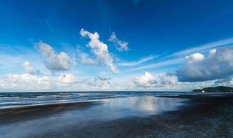 Blau Himmel mit Wolken und Meer foto