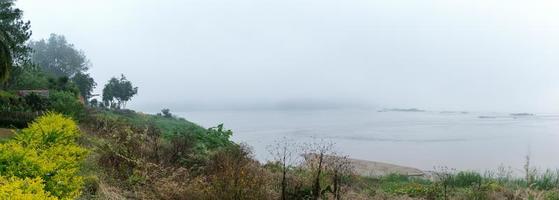 Panorama von Mekong Fluss mit Nebel im Morgen foto