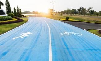 Laufen und Fahrrad Route im gesund Park foto