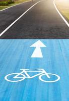 Fahrrad Straße Zeichen und Pfeil auf Fahrrad Fahrspuren foto