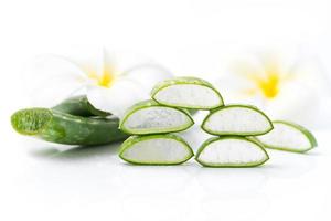 Aloe vera geschnitten isoliert foto