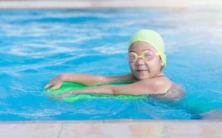 süß wenig Mädchen Lernen Wie zu schwimmen foto