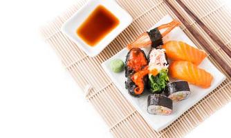 mischen Sushi auf Weiß Gericht isoliert foto