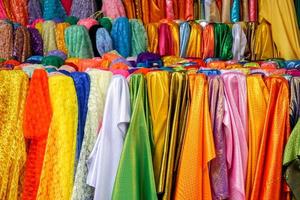 bunt von Saree Stoffe zum verkaufen beim indisch speichern, chiangmai, Thailand. Saree Stoffe ist traditionell indisch Frauen Kleid benutzt wie beide das Kleidungsstück und das Decke. foto