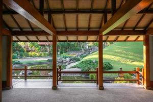 Aussicht von japanisch Garten von Innerhalb Haus mit natürlich Sonne Beleuchtung und Umgebung Hintergrund. foto