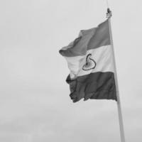 Indien-Flagge, die hoch am Connaught-Platz mit Stolz auf den blauen Himmel fliegt, Indien-Flagge flattert, indische Flagge am Unabhängigkeitstag und Tag der Republik Indien, Schuss nach oben geneigt, indische Flagge schwenkend, Har Ghar Tiranga foto